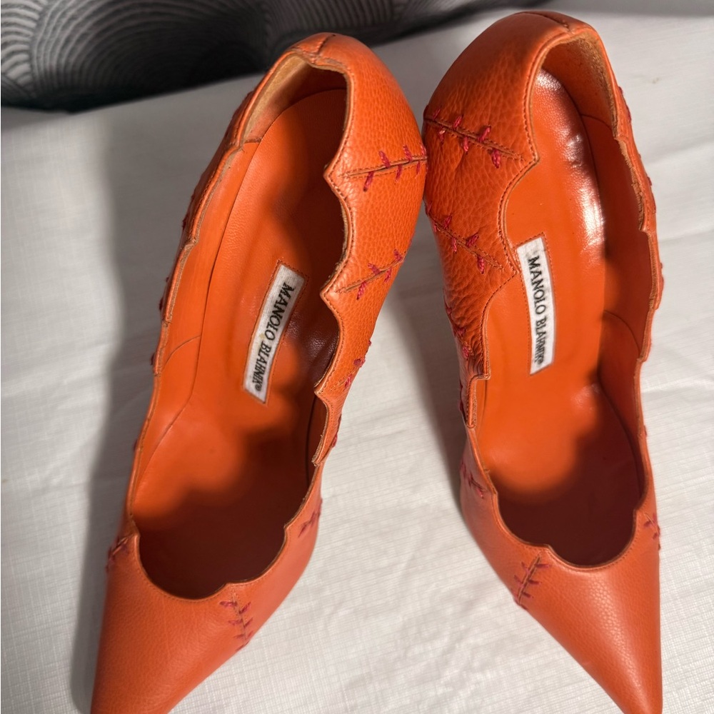 Manolo Blahnik Orange Scalloped Pointed-Toe Leather Pumps - Picture 9 of 11